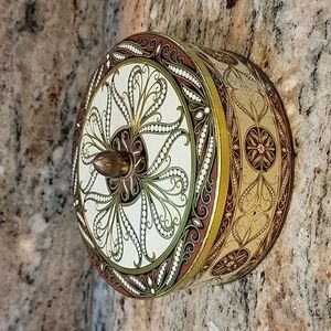 ***SALE*** Vintage decorative tin with lid